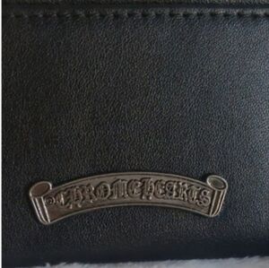 Men's Arch Plate 3-Pocket Faux Leather Card Case.   Black and Silver